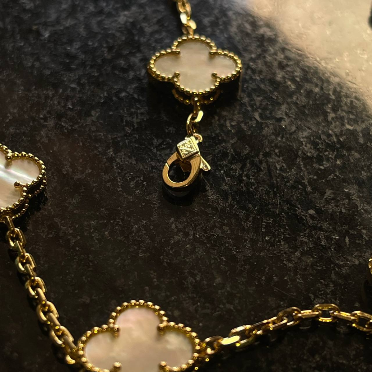 Pulsera Vintage Alhambra 5 Motivos Blanco - Oro 18K